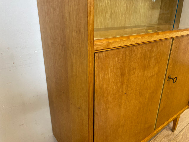 WMK I Raumaufhellende Mid-Century Vitrine aus 1969 in Eiche I Glasvitrine Highboard Schrank Geschirrschrank Bücherschrank Büchervitrine Kommode Sideboard DDR Vintage 60er 70er I Berlin Hamburg Bremen