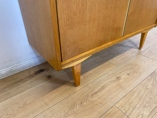 WMK I Raumaufhellende Mid-Century Vitrine aus 1969 in Eiche I Glasvitrine Highboard Schrank Geschirrschrank Bücherschrank Büchervitrine Kommode Sideboard DDR Vintage 60er 70er I Berlin Hamburg Bremen