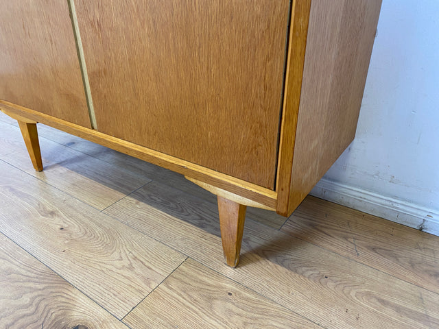 WMK I Raumaufhellende Mid-Century Vitrine aus 1969 in Eiche I Glasvitrine Highboard Schrank Geschirrschrank Bücherschrank Büchervitrine Kommode Sideboard DDR Vintage 60er 70er I Berlin Hamburg Bremen