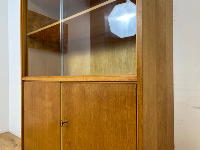 WMK I Raumaufhellende Mid-Century Vitrine aus 1969 in Eiche I Glasvitrine Highboard Schrank Geschirrschrank Bücherschrank Büchervitrine Kommode Sideboard DDR Vintage 60er 70er I Berlin Hamburg Bremen