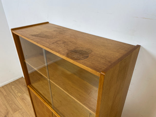 WMK I Raumaufhellende Mid-Century Vitrine aus 1969 in Eiche I Glasvitrine Highboard Schrank Geschirrschrank Bücherschrank Büchervitrine Kommode Sideboard DDR Vintage 60er 70er I Berlin Hamburg Bremen