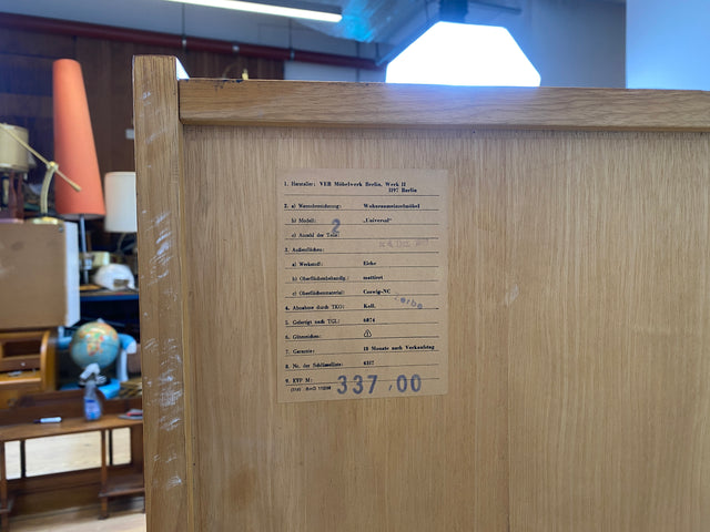 WMK I Raumaufhellende Mid-Century Vitrine aus 1969 in Eiche I Glasvitrine Highboard Schrank Geschirrschrank Bücherschrank Büchervitrine Kommode Sideboard DDR Vintage 60er 70er I Berlin Hamburg Bremen