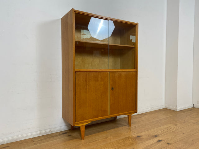 WMK I Raumaufhellende Mid-Century Vitrine aus 1969 in Eiche I Glasvitrine Highboard Schrank Geschirrschrank Bücherschrank Büchervitrine Kommode Sideboard DDR Vintage 60er 70er I Berlin Hamburg Bremen