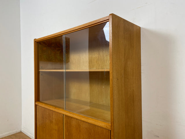 WMK I Raumaufhellende Mid-Century Vitrine aus 1969 in Eiche I Glasvitrine Highboard Schrank Geschirrschrank Bücherschrank Büchervitrine Kommode Sideboard DDR Vintage 60er 70er I Berlin Hamburg Bremen