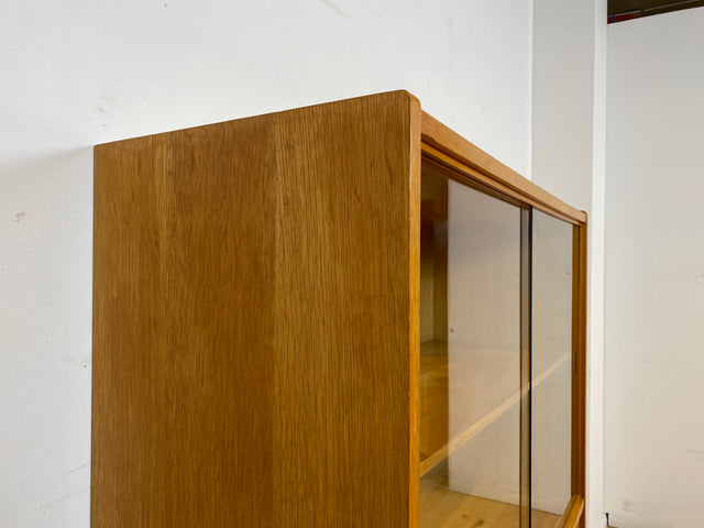 WMK I Raumaufhellende Mid-Century Vitrine aus 1969 in Eiche I Glasvitrine Highboard Schrank Geschirrschrank Bücherschrank Büchervitrine Kommode Sideboard DDR Vintage 60er 70er I Berlin Hamburg Bremen