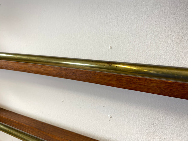 WMK I Schönes Mid-Century Wandregal für Geschirrtücher / Handtücher I Vollholz mit Messingstangen I Wand Regal Handtuchhalter Geschirrtuchhalter Küchenregal Küchenwandregal Holzregal Bad Vintage 50er