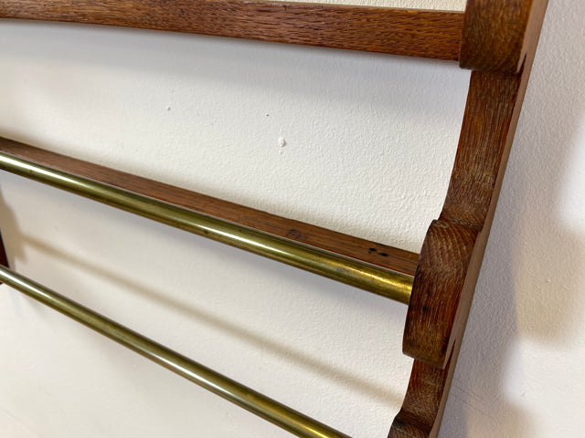 WMK I Schönes Mid-Century Wandregal für Geschirrtücher / Handtücher I Vollholz mit Messingstangen I Wand Regal Handtuchhalter Geschirrtuchhalter Küchenregal Küchenwandregal Holzregal Bad Vintage 50er