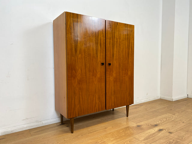 WMK # Stilvoller und gut erhaltener Mid-Century Wäscheschrank mit formschönen Originalgriffen # Schank Highboard Kommode Wäschekommode Flurschrank Sideboard Kleiderschrank Cabinet Vintage 60er 70er