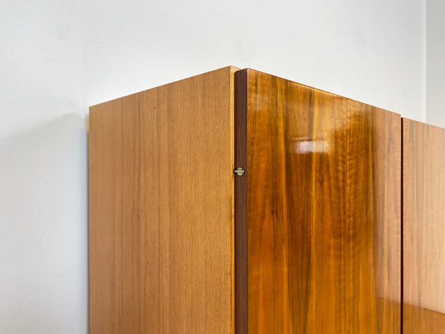 WMK # Stilvoller und gut erhaltener Mid-Century Wäscheschrank mit formschönen Originalgriffen # Schank Highboard Kommode Wäschekommode Flurschrank Sideboard Kleiderschrank Cabinet Vintage 60er 70er