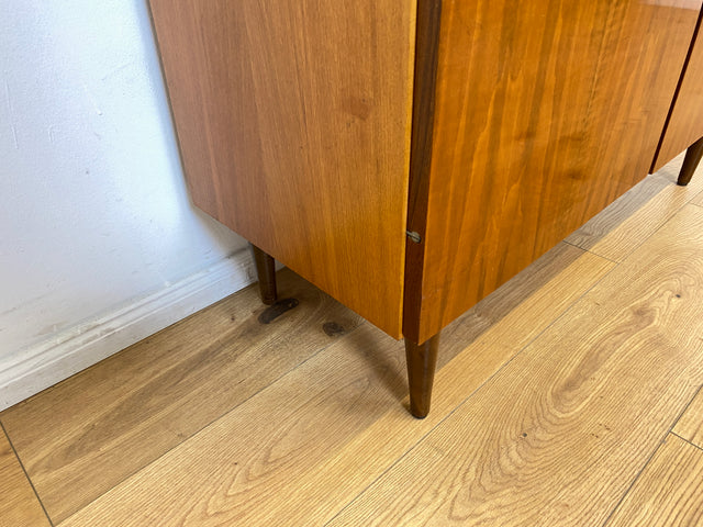 WMK # Stilvoller und gut erhaltener Mid-Century Wäscheschrank mit formschönen Originalgriffen # Schank Highboard Kommode Wäschekommode Flurschrank Sideboard Kleiderschrank Cabinet Vintage 60er 70er