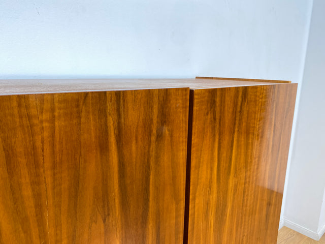 WMK # Stilvoller und gut erhaltener Mid-Century Wäscheschrank mit formschönen Originalgriffen # Schank Highboard Kommode Wäschekommode Flurschrank Sideboard Kleiderschrank Cabinet Vintage 60er 70er
