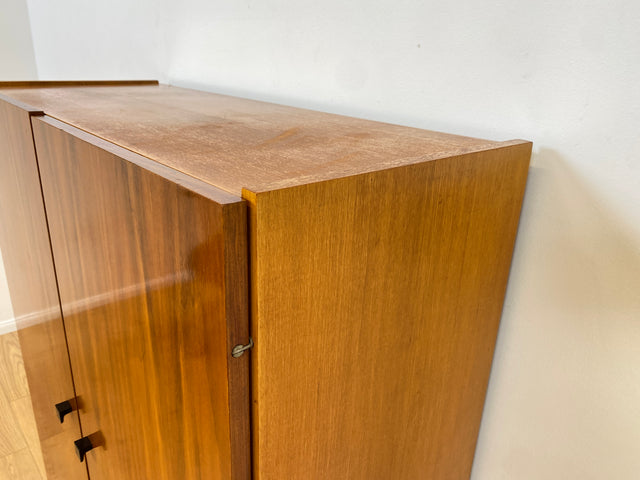 WMK # Stilvoller und gut erhaltener Mid-Century Wäscheschrank mit formschönen Originalgriffen # Schank Highboard Kommode Wäschekommode Flurschrank Sideboard Kleiderschrank Cabinet Vintage 60er 70er
