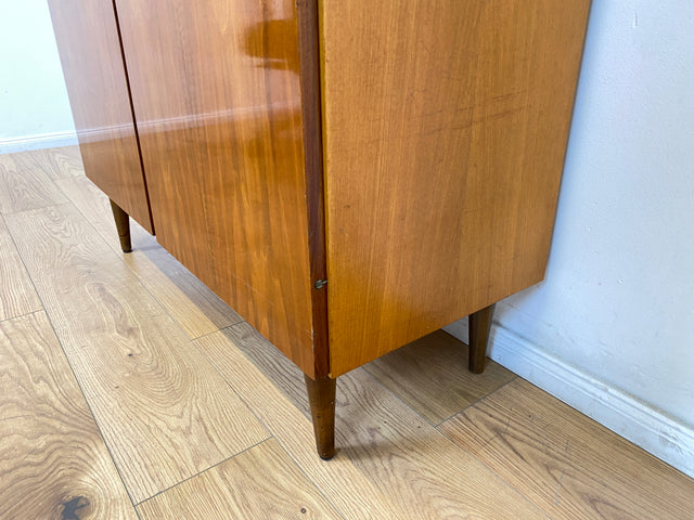 WMK # Stilvoller und gut erhaltener Mid-Century Wäscheschrank mit formschönen Originalgriffen # Schank Highboard Kommode Wäschekommode Flurschrank Sideboard Kleiderschrank Cabinet Vintage 60er 70er