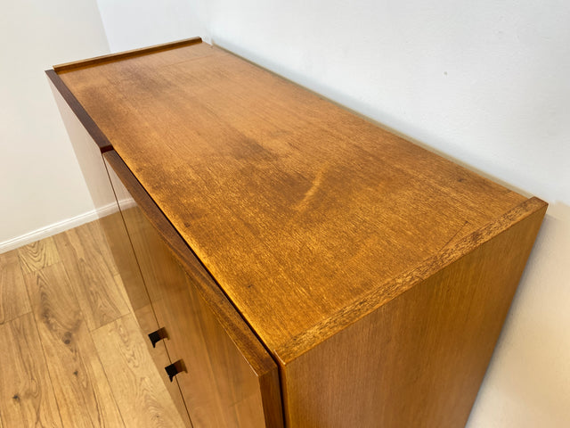 WMK # Stilvoller und gut erhaltener Mid-Century Wäscheschrank mit formschönen Originalgriffen # Schank Highboard Kommode Wäschekommode Flurschrank Sideboard Kleiderschrank Cabinet Vintage 60er 70er