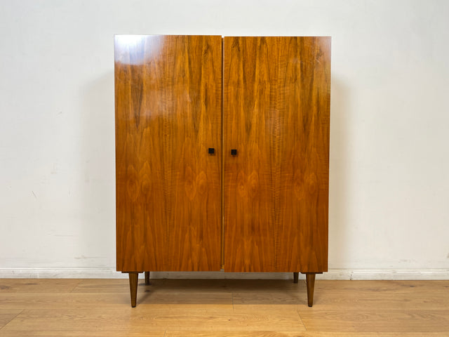 WMK # Stilvoller und gut erhaltener Mid-Century Wäscheschrank mit formschönen Originalgriffen # Schank Highboard Kommode Wäschekommode Flurschrank Sideboard Kleiderschrank Cabinet Vintage 60er 70er