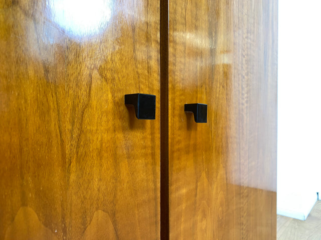 WMK # Stilvoller und gut erhaltener Mid-Century Wäscheschrank mit formschönen Originalgriffen # Schank Highboard Kommode Wäschekommode Flurschrank Sideboard Kleiderschrank Cabinet Vintage 60er 70er