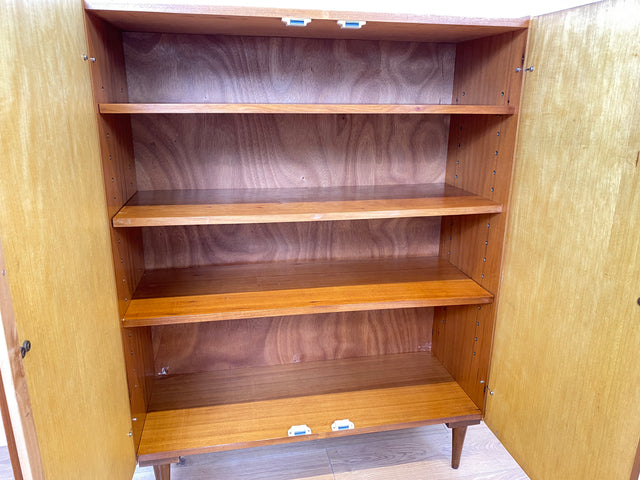 WMK # Stilvoller und gut erhaltener Mid-Century Wäscheschrank mit formschönen Originalgriffen # Schank Highboard Kommode Wäschekommode Flurschrank Sideboard Kleiderschrank Cabinet Vintage 60er 70er