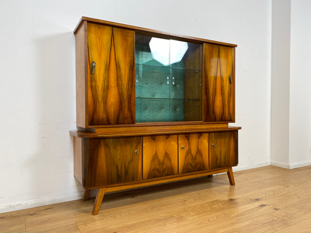 WMK # Besonders schöner Mid-Century Wohnzimmerschrank, Vollholz in Nussbaum, mit Vitrine und grün bespannter Rückwand, DDR 1962 # Highboard Sideboard Schrank Barschrank Rockabilly Vintage 50er Berlin