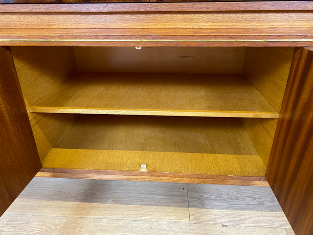 WMK # Besonders schöner Mid-Century Wohnzimmerschrank, Vollholz in Nussbaum, mit Vitrine und grün bespannter Rückwand, DDR 1962 # Highboard Sideboard Schrank Barschrank Rockabilly Vintage 50er Berlin
