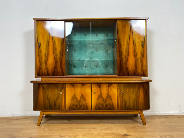 WMK # Besonders schöner Mid-Century Wohnzimmerschrank, Vollholz in Nussbaum, mit Vitrine und grün bespannter Rückwand, DDR 1962 # Highboard Sideboard Schrank Barschrank Rockabilly Vintage 50er Berlin