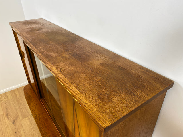 WMK # Besonders schöner Mid-Century Wohnzimmerschrank, Vollholz in Nussbaum, mit Vitrine und grün bespannter Rückwand, DDR 1962 # Highboard Sideboard Schrank Barschrank Rockabilly Vintage 50er Berlin