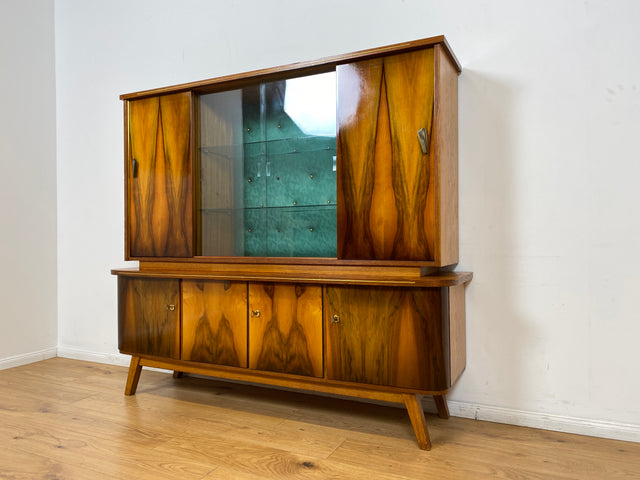 WMK # Besonders schöner Mid-Century Wohnzimmerschrank, Vollholz in Nussbaum, mit Vitrine und grün bespannter Rückwand, DDR 1962 # Highboard Sideboard Schrank Barschrank Rockabilly Vintage 50er Berlin
