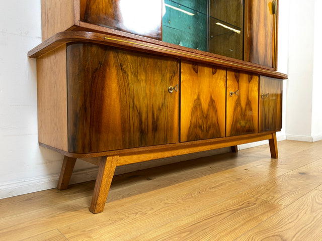 WMK # Besonders schöner Mid-Century Wohnzimmerschrank, Vollholz in Nussbaum, mit Vitrine und grün bespannter Rückwand, DDR 1962 # Highboard Sideboard Schrank Barschrank Rockabilly Vintage 50er Berlin