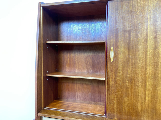 WMK # Besonders schöner Mid-Century Wohnzimmerschrank aus 1961, Vollholz, mit Schiebetüren und Schubladen I Schrank Bücherschrank Büchervitrine Highboard Sideboard Schrankwand 50er 60er Vintage Berlin