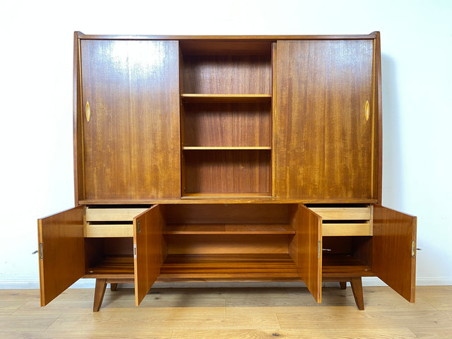WMK # Besonders schöner Mid-Century Wohnzimmerschrank aus 1961, Vollholz, mit Schiebetüren und Schubladen I Schrank Bücherschrank Büchervitrine Highboard Sideboard Schrankwand 50er 60er Vintage Berlin