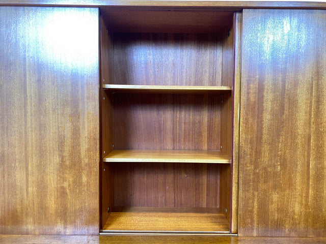 WMK # Besonders schöner Mid-Century Wohnzimmerschrank aus 1961, Vollholz, mit Schiebetüren und Schubladen I Schrank Bücherschrank Büchervitrine Highboard Sideboard Schrankwand 50er 60er Vintage Berlin