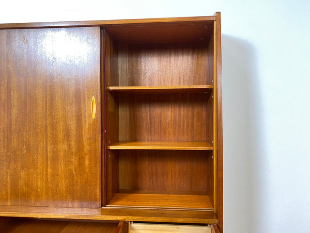 WMK # Besonders schöner Mid-Century Wohnzimmerschrank aus 1961, Vollholz, mit Schiebetüren und Schubladen I Schrank Bücherschrank Büchervitrine Highboard Sideboard Schrankwand 50er 60er Vintage Berlin
