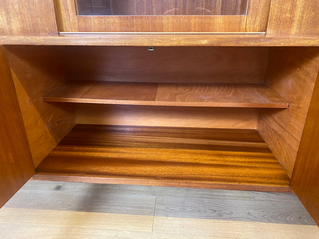 WMK # Besonders schöner Mid-Century Wohnzimmerschrank aus 1961, Vollholz, mit Schiebetüren und Schubladen I Schrank Bücherschrank Büchervitrine Highboard Sideboard Schrankwand 50er 60er Vintage Berlin