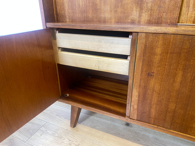 WMK # Besonders schöner Mid-Century Wohnzimmerschrank aus 1961, Vollholz, mit Schiebetüren und Schubladen I Schrank Bücherschrank Büchervitrine Highboard Sideboard Schrankwand 50er 60er Vintage Berlin