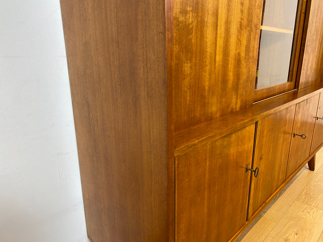 WMK # Besonders schöner Mid-Century Wohnzimmerschrank aus 1961, Vollholz, mit Schiebetüren und Schubladen I Schrank Bücherschrank Büchervitrine Highboard Sideboard Schrankwand 50er 60er Vintage Berlin
