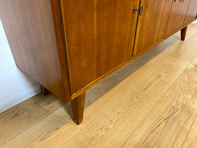 WMK # Besonders schöner Mid-Century Wohnzimmerschrank aus 1961, Vollholz, mit Schiebetüren und Schubladen I Schrank Bücherschrank Büchervitrine Highboard Sideboard Schrankwand 50er 60er Vintage Berlin