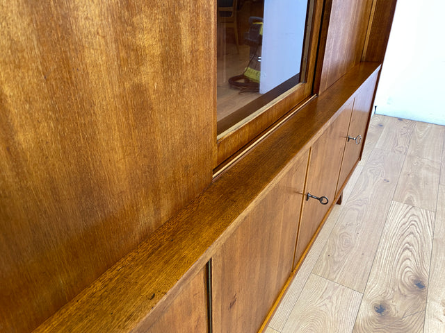 WMK # Besonders schöner Mid-Century Wohnzimmerschrank aus 1961, Vollholz, mit Schiebetüren und Schubladen I Schrank Bücherschrank Büchervitrine Highboard Sideboard Schrankwand 50er 60er Vintage Berlin