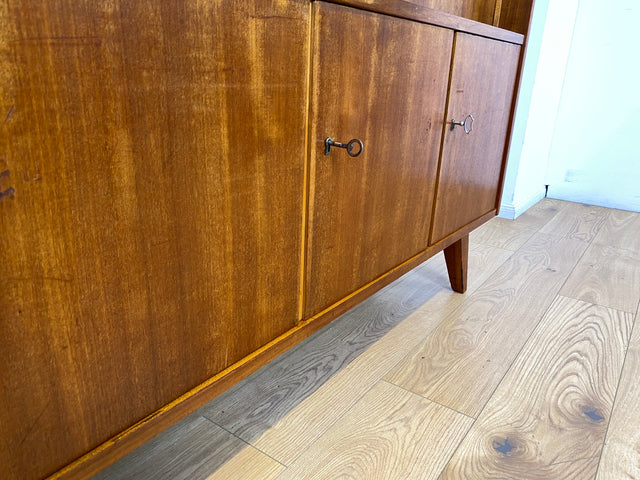 WMK # Besonders schöner Mid-Century Wohnzimmerschrank aus 1961, Vollholz, mit Schiebetüren und Schubladen I Schrank Bücherschrank Büchervitrine Highboard Sideboard Schrankwand 50er 60er Vintage Berlin