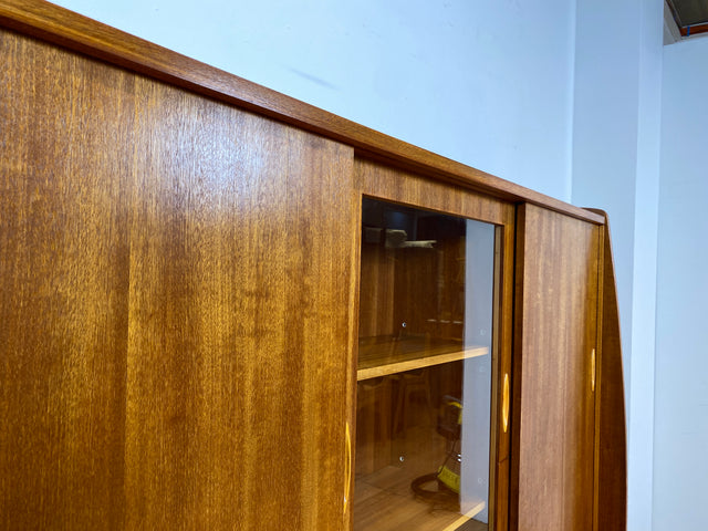 WMK # Besonders schöner Mid-Century Wohnzimmerschrank aus 1961, Vollholz, mit Schiebetüren und Schubladen I Schrank Bücherschrank Büchervitrine Highboard Sideboard Schrankwand 50er 60er Vintage Berlin