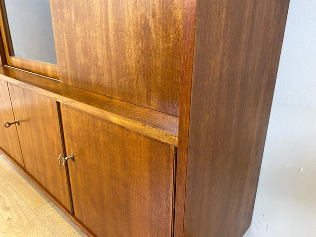 WMK # Besonders schöner Mid-Century Wohnzimmerschrank aus 1961, Vollholz, mit Schiebetüren und Schubladen I Schrank Bücherschrank Büchervitrine Highboard Sideboard Schrankwand 50er 60er Vintage Berlin