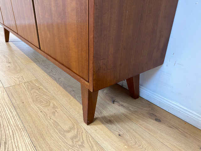 WMK # Besonders schöner Mid-Century Wohnzimmerschrank aus 1961, Vollholz, mit Schiebetüren und Schubladen I Schrank Bücherschrank Büchervitrine Highboard Sideboard Schrankwand 50er 60er Vintage Berlin