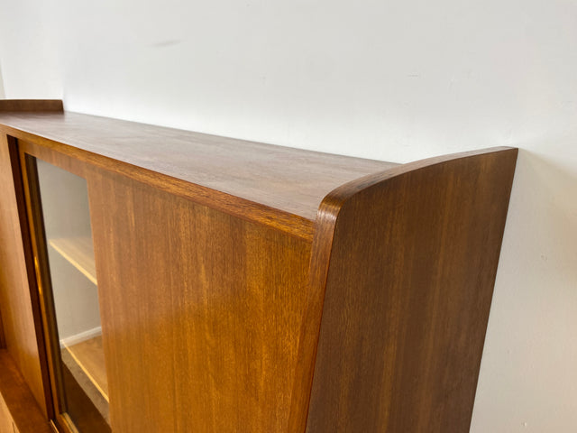 WMK # Besonders schöner Mid-Century Wohnzimmerschrank aus 1961, Vollholz, mit Schiebetüren und Schubladen I Schrank Bücherschrank Büchervitrine Highboard Sideboard Schrankwand 50er 60er Vintage Berlin