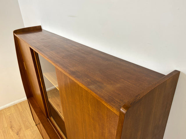 WMK # Besonders schöner Mid-Century Wohnzimmerschrank aus 1961, Vollholz, mit Schiebetüren und Schubladen I Schrank Bücherschrank Büchervitrine Highboard Sideboard Schrankwand 50er 60er Vintage Berlin