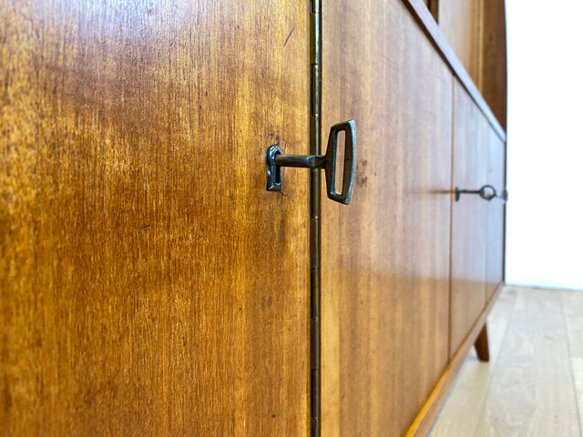 WMK # Besonders schöner Mid-Century Wohnzimmerschrank aus 1961, Vollholz, mit Schiebetüren und Schubladen I Schrank Bücherschrank Büchervitrine Highboard Sideboard Schrankwand 50er 60er Vintage Berlin