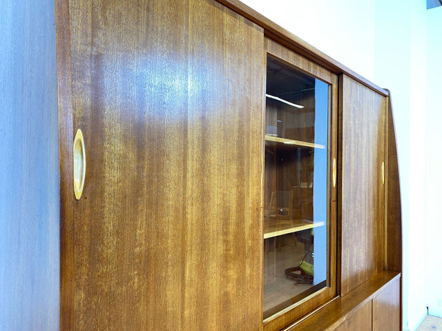 WMK # Besonders schöner Mid-Century Wohnzimmerschrank aus 1961, Vollholz, mit Schiebetüren und Schubladen I Schrank Bücherschrank Büchervitrine Highboard Sideboard Schrankwand 50er 60er Vintage Berlin