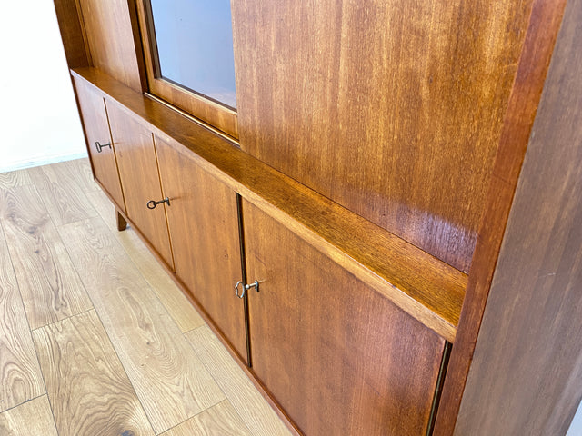 WMK # Besonders schöner Mid-Century Wohnzimmerschrank aus 1961, Vollholz, mit Schiebetüren und Schubladen I Schrank Bücherschrank Büchervitrine Highboard Sideboard Schrankwand 50er 60er Vintage Berlin
