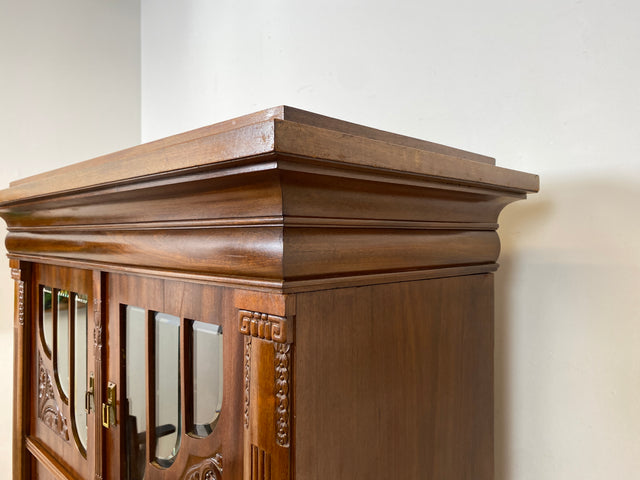 WMK I Vornehmes nordisches antikes Vertiko aus Mahagoni mit facettiertem Glas, handverziert I Schrank Kleiderschrank Wäscheschrank Bücher Vitrine Highboard Geschirrschrank Jugendstil Vintage Berlin