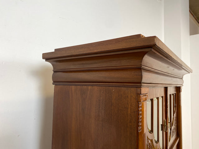 WMK I Vornehmes nordisches antikes Vertiko aus Mahagoni mit facettiertem Glas, handverziert I Schrank Kleiderschrank Wäscheschrank Bücher Vitrine Highboard Geschirrschrank Jugendstil Vintage Berlin