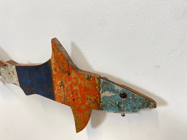 Boatwood by WMK # 1/5 Nachhaltiger Haifisch (L=60cm) aus altem Bootsholz, ein handgefertigtes Unikat aus Teak in Originalfarben der Boote # Fisch Hai Wanddekoration Wandbild Dekoration Holzfisch Bild