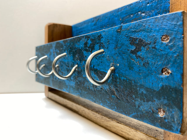Boatwood by WMK # Nachhaltiger Schlüsselwandkasten in Blau mit 4 Haken, ein aus altem Bootsholz handgefertigtes Unikat aus massivem Teakholz # Schlüsselbrett Schlüsselkasten Hakenleiste Handtuchhalter