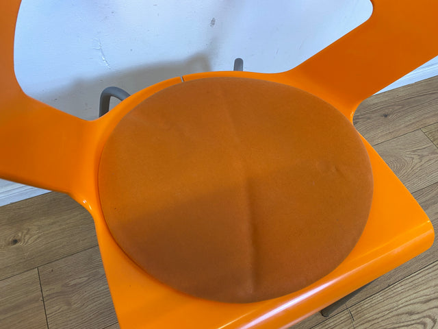 Oranger stapelbarer Stuhl Ibis von Metalmobil Arrredo aus Kunststoff I Stapelstuhl Stapelstühle Plastikstuhl Küchenstuhl Balkonstuhl Konferenzstuhl Bistrostuhl Gastro Space Age Stil I